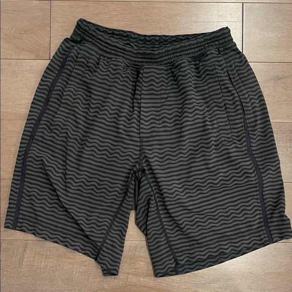 Men's lululemon Athletic Shorts with Black Wave Design - Picture 1 of 7